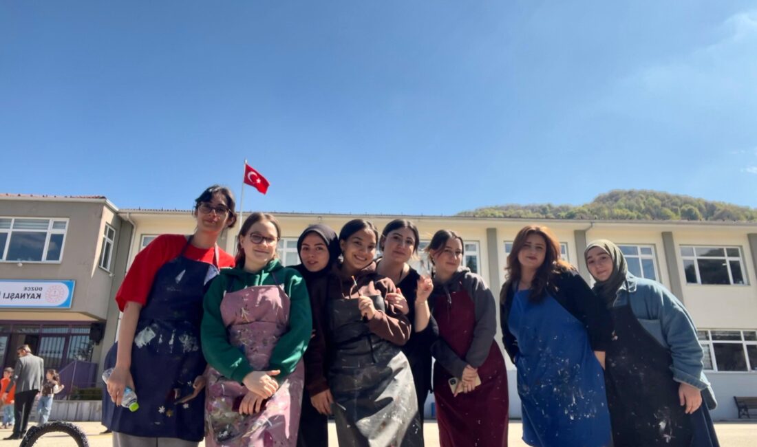 Düzce Üniversitesi Resim Bölümü Öğrencilerinden Anlamlı Duvar Resmi Etkinliği İlkokul Duvarları Renklerle Canlandı