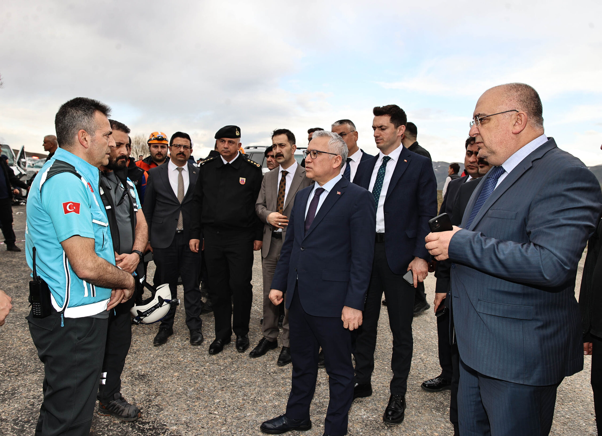 Sivas’ta Feci Kaza: 2 Ölü, 16 Yaralı – Vali Yılmaz Şimşek Olay Yerinde İncelemelerde Bulundu