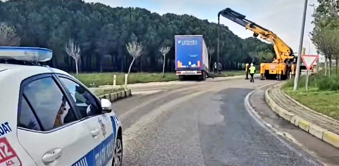 Gelibolu’da virajı dönen Tırın Dorsesi yerinden çıkarak yoldan çıktı