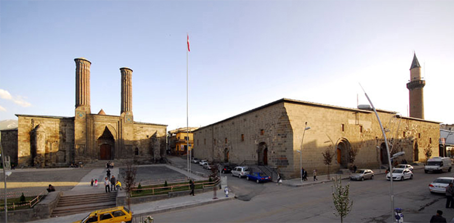 Erzurum’da Ezanlardan Sonra Okunan Selalar Gönülleri Birleştiriyor