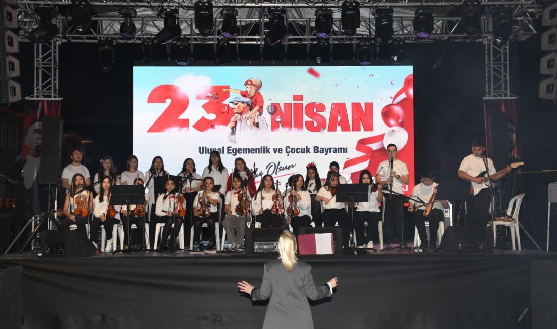 Genç müzisyenler sahnede büyükleri