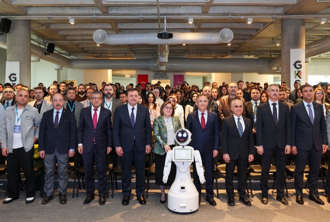 Robot BAGA’dan Baklava Göndermesi: “Önce Baklava, Sonra Yapay Zeka”