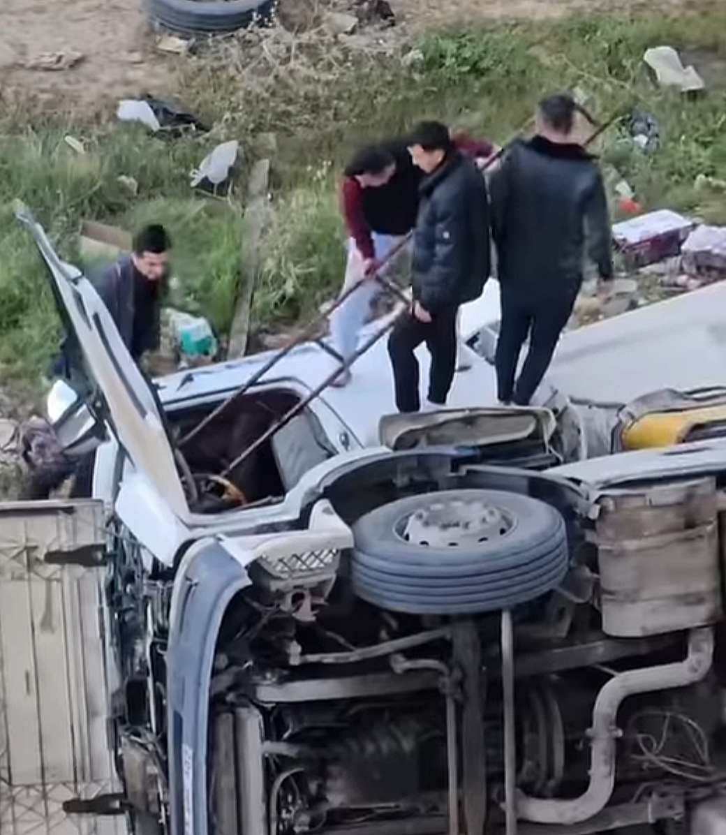 Gaziantep’de Tır Devrildi: Sürücü Hastanede Hayatını Kaybetti