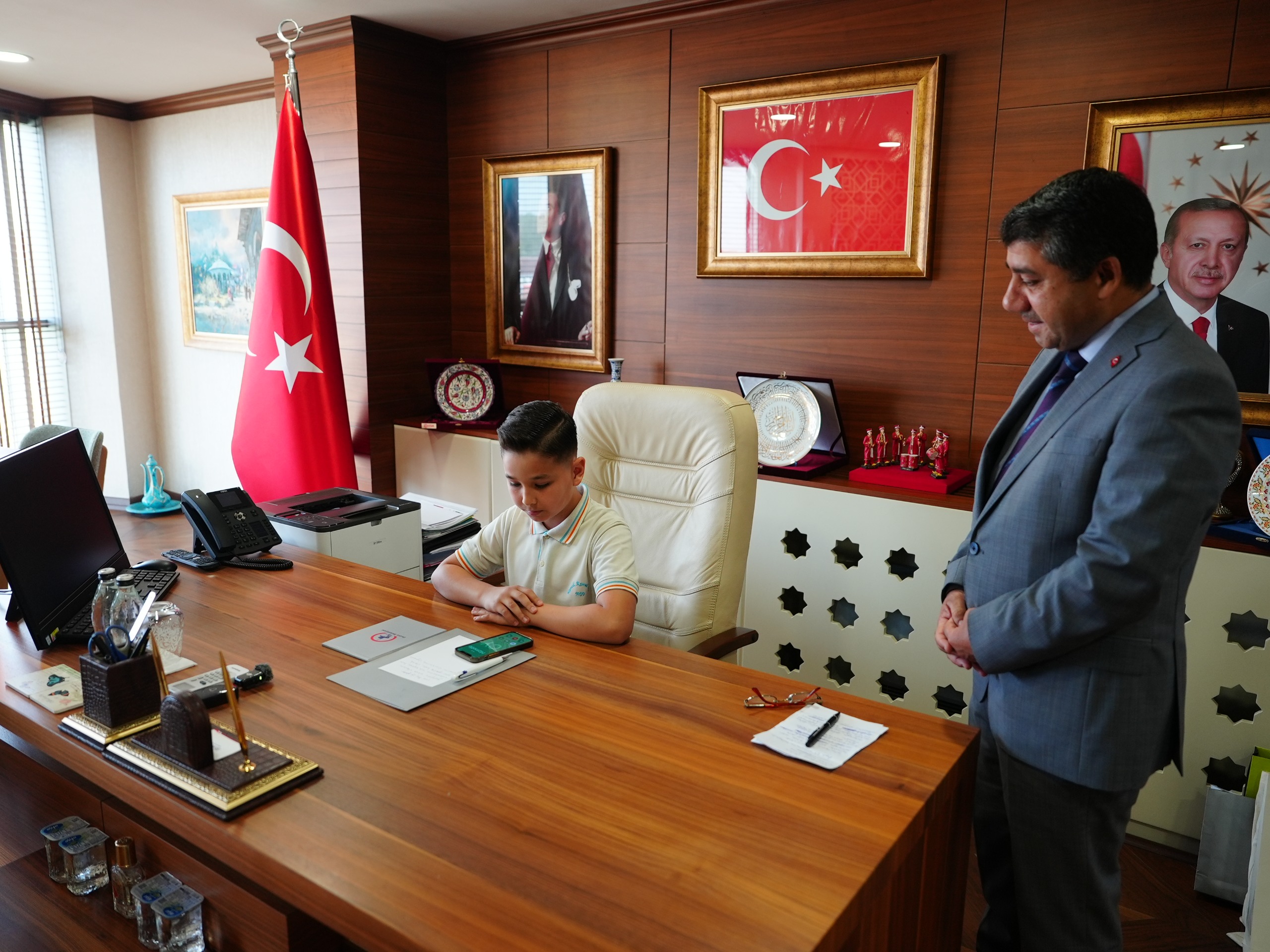 Düzce’de 23 Nisan Coşkusu: Başkanlık Koltuğuna Alper Oturdu, İlk Talimatı Gündem Oldu