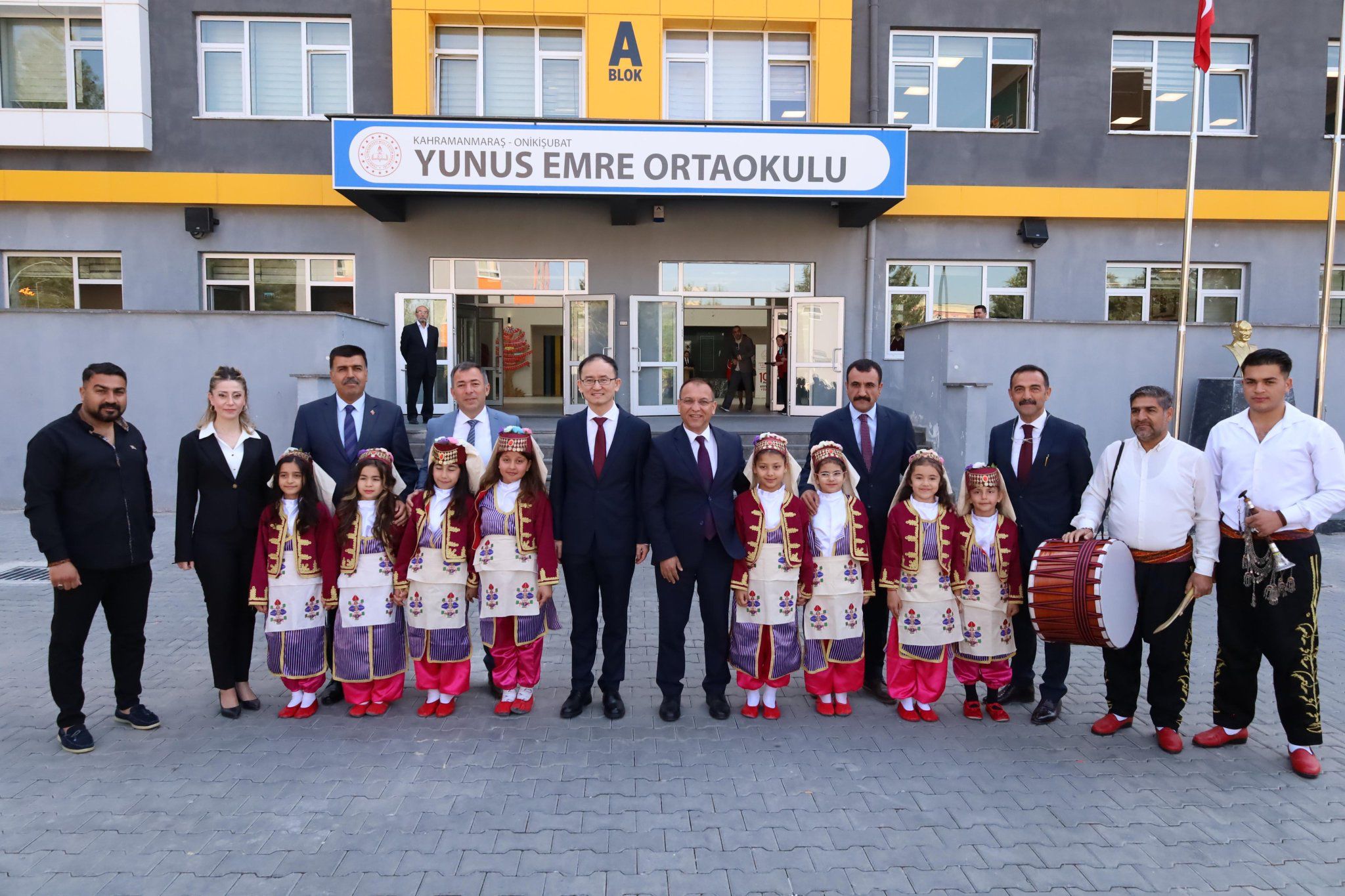 Çin Büyükelçisi Jiang Xuebin’den Kahramanmaraş’a Anlamlı Ziyaret: Yunus Emre Ortaokulu’na Bilgisayar Bağışı ve Kukla Gösterisi