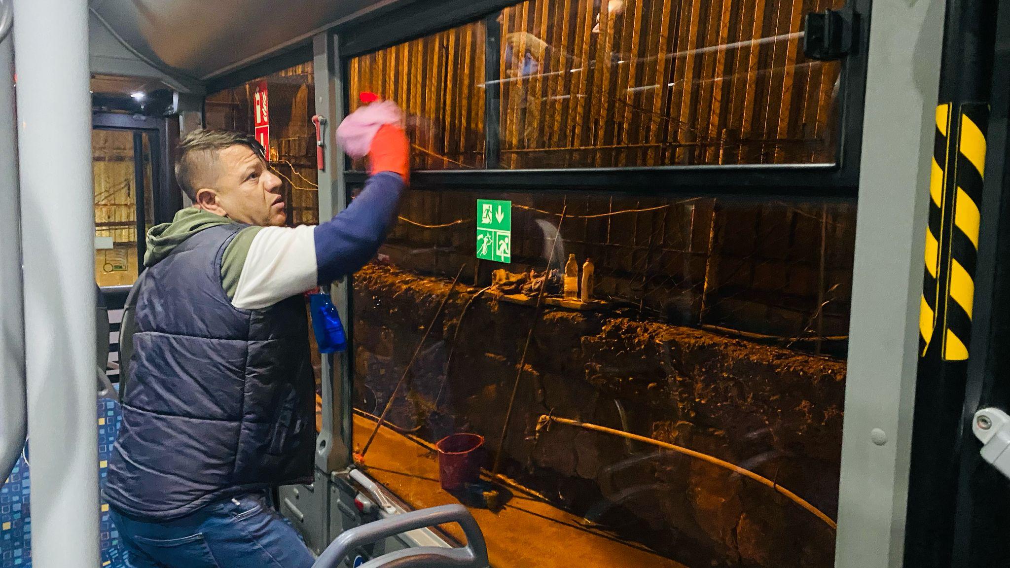 Siirt Belediyesi Otobüsleri Düzenli Olarak Dezenfekte Ediliyor