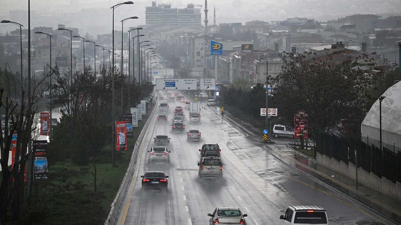 Ankara’da Sağanak ve Dolu Hayatı Felç Etti: Yollar Göle Döndü, Trafik Durma Noktasına Geldi