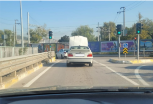 Kocaeli’de Şaşırtan Görüntü: Kaputu Açık Araba Trafikte Dakikalarca Seyretti!