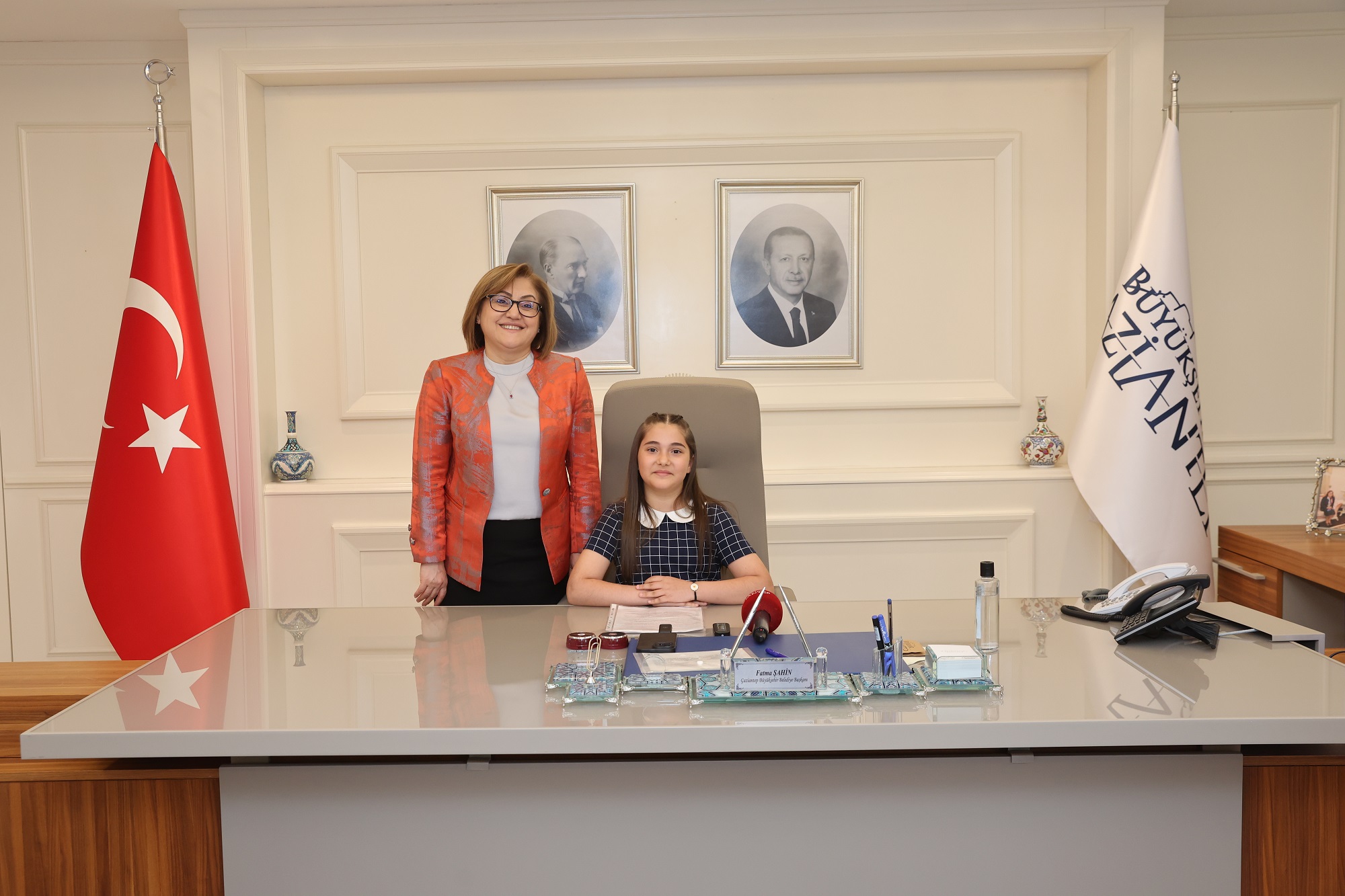 Gaziantep Büyükşehir Belediye Başkanı Fatma Şahin, 23 Nisan Ulusal Egemenlik ve Çocuk Bayramı’nda Koltuğunu Minik Azra’ya Devretti