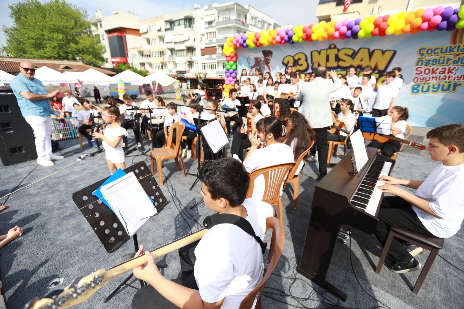 Efes Selçuk’ta 23 Nisan Coşkusu: Çocuk Şenliği Renkli Görüntülere Sahne Oldu