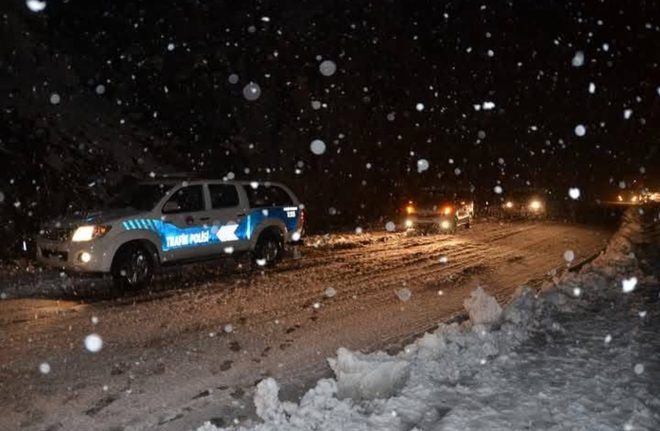 Nisan Ortasında Kar Sürprizi: Antalya Akseki’de Yollar Beyaza Büründü