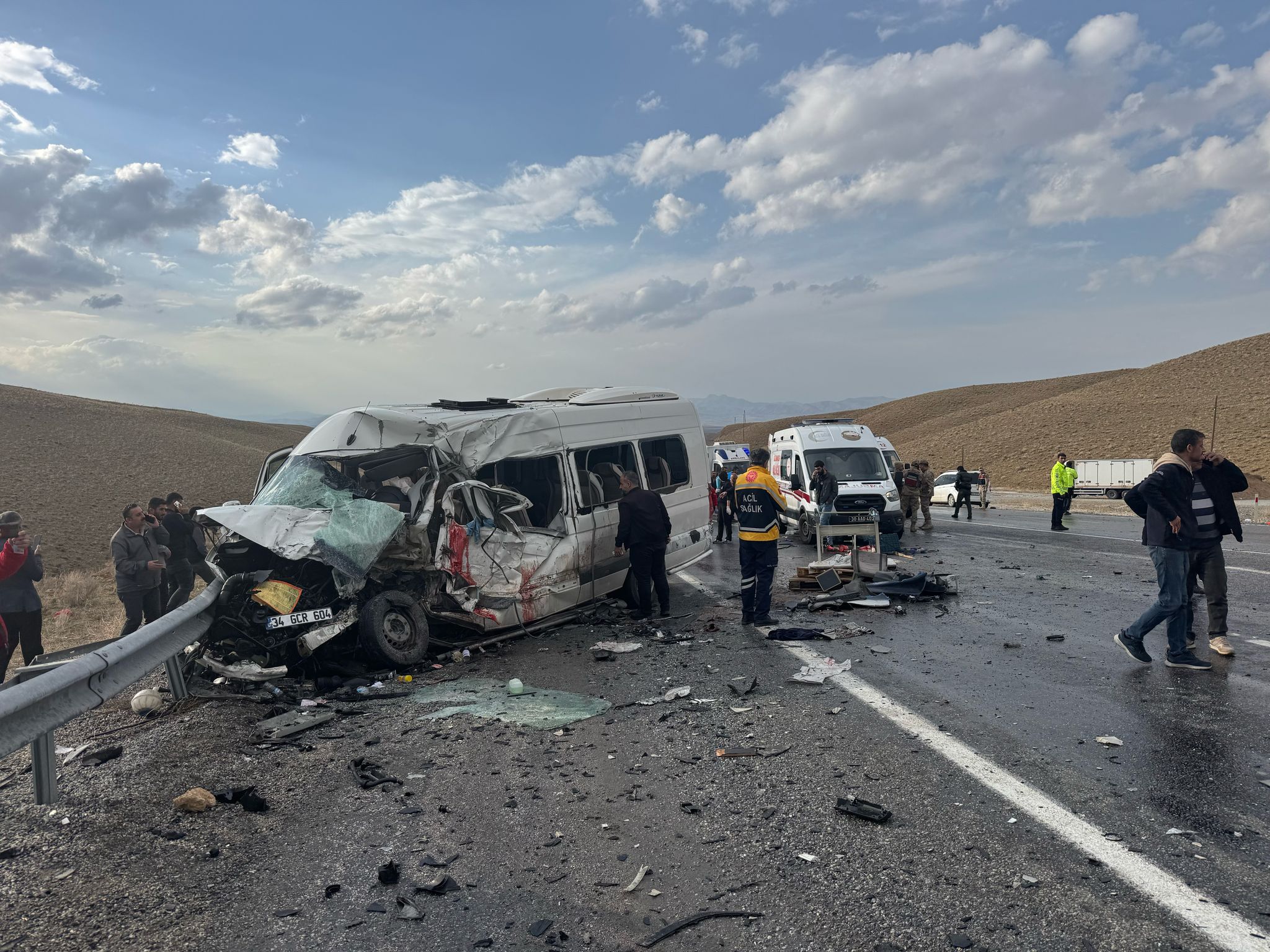 VAN’DA KATLİAM GİBİ KAZA: 7 ÖLÜ, 12 YARALI