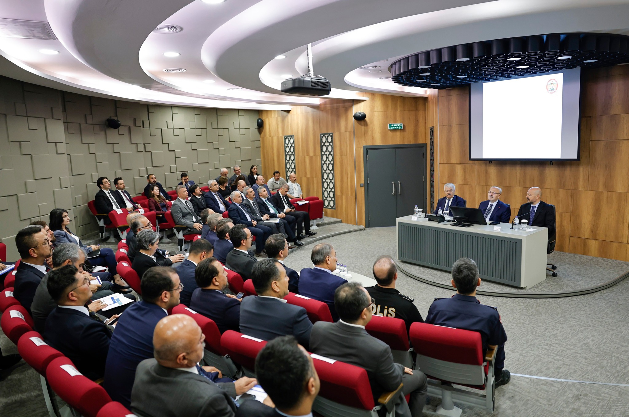 Adana’da Bağımlılıkla Mücadele Kurulu Toplantısı Vali Köşger Başkanlığında Gerçekleştirildi