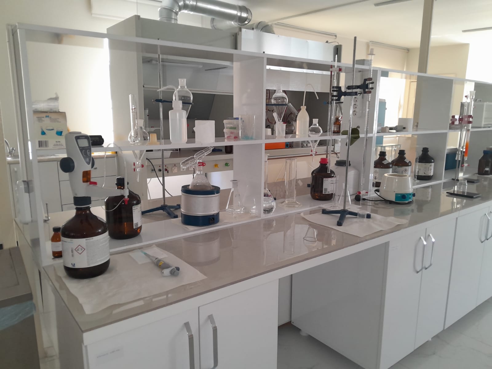 Yüksek Teknolojili Laboratuvar Hizmete Devam Ediyor