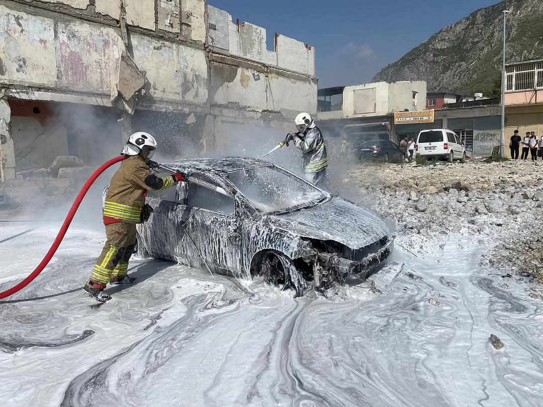 Antakya’da Araç Yangını Korkuttu
