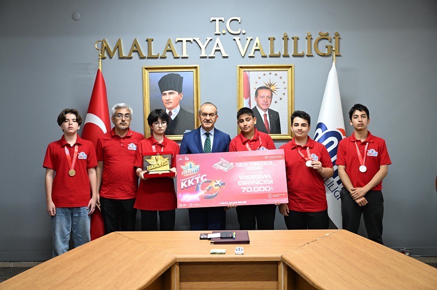 TEKNOFEST 2025 Şampiyonları Vali Yavuz’u Ziyaret Etti