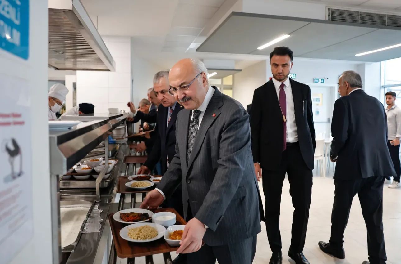 Vali Köşger İşçilerle Aynı Sofrayı Paylaştı