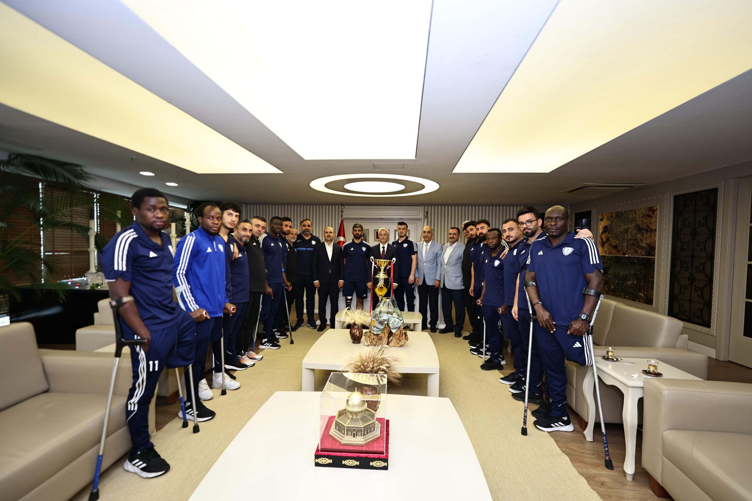 Şampiyonluk Kupası Başkan Tahmazoğlu’na Getirildi: Şahinbey Ampute Futbol Takımı Tarihe Geçti!