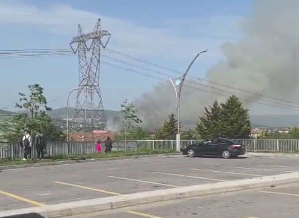 İzmit’te Ev Yangını: Oturma Odası Kül Oldu