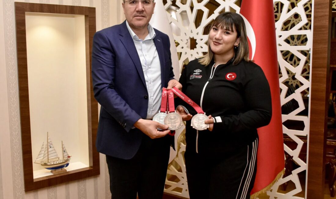 Halterde Dünya Şampiyonu MAKÜ’den: Fatma Gül Çevik Zirvede MAKÜ Spor Bilimleri Fakültesi