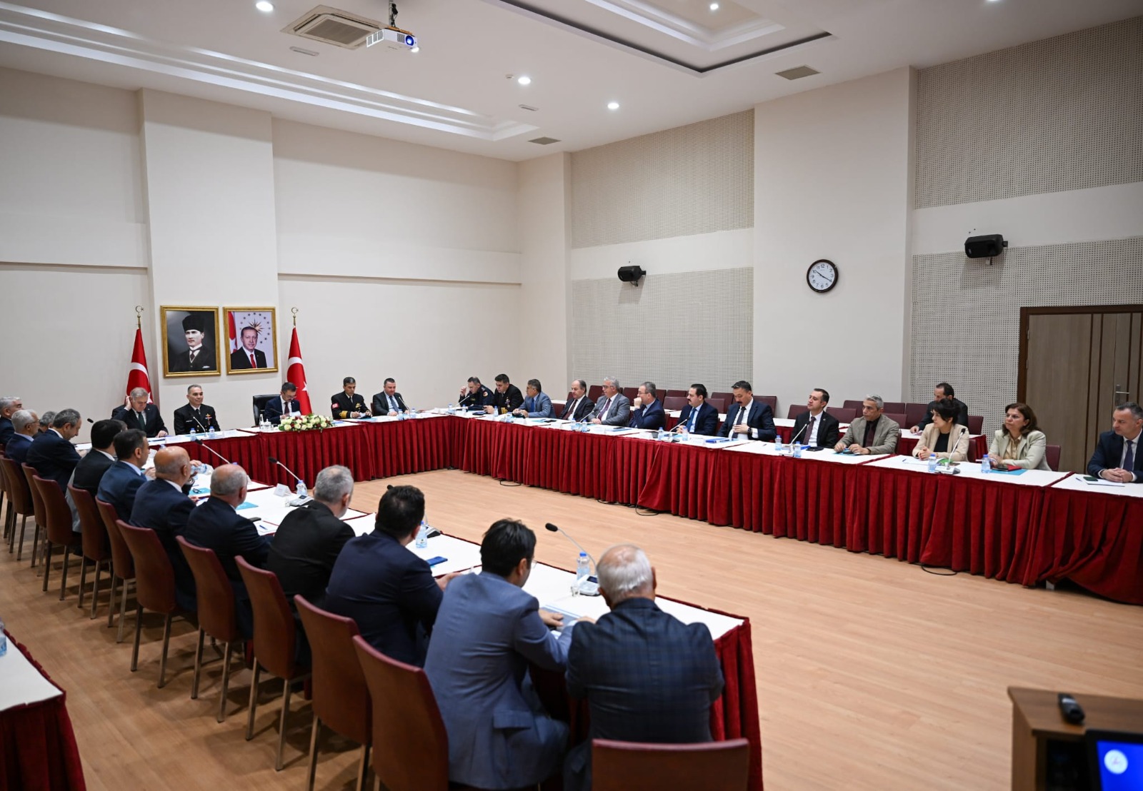 Kocaeli’de Asayişin Nabzı Tutuldu: Nisan Ayı Güvenlik Çalışmaları Masaya Yatırıldı