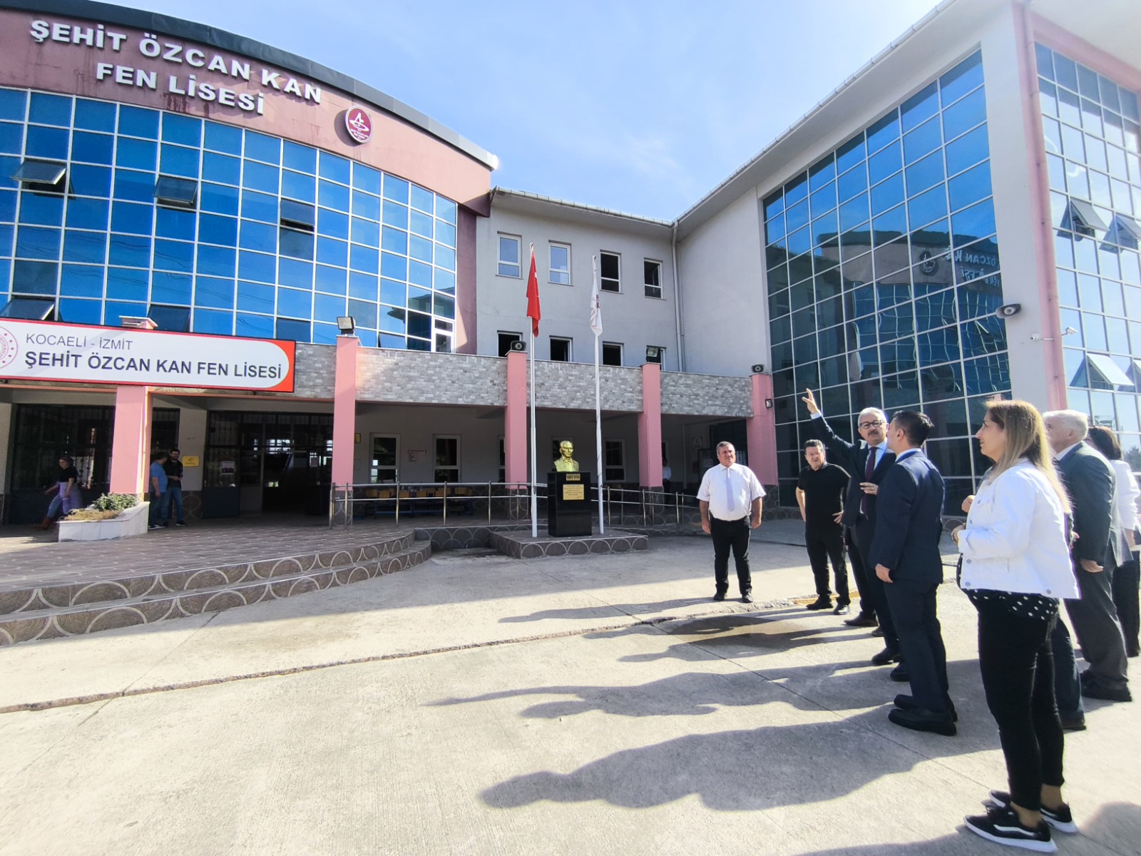 Kocaeli Valisi Aktaş, İzmit Şehit Özcan Kan Fen Lisesi’nde İncelemelerde Bulundu