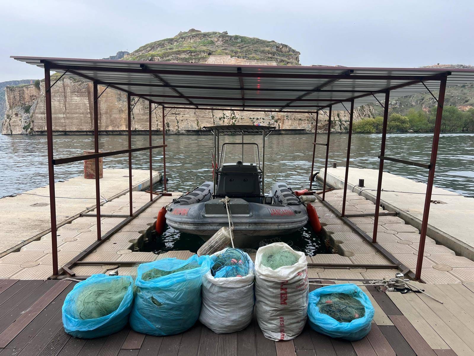 Fırat Nehri’nde Yasak Avlanmaya Jandarma Darbesi: 700 Metrelik Ağ Ele Geçirildi