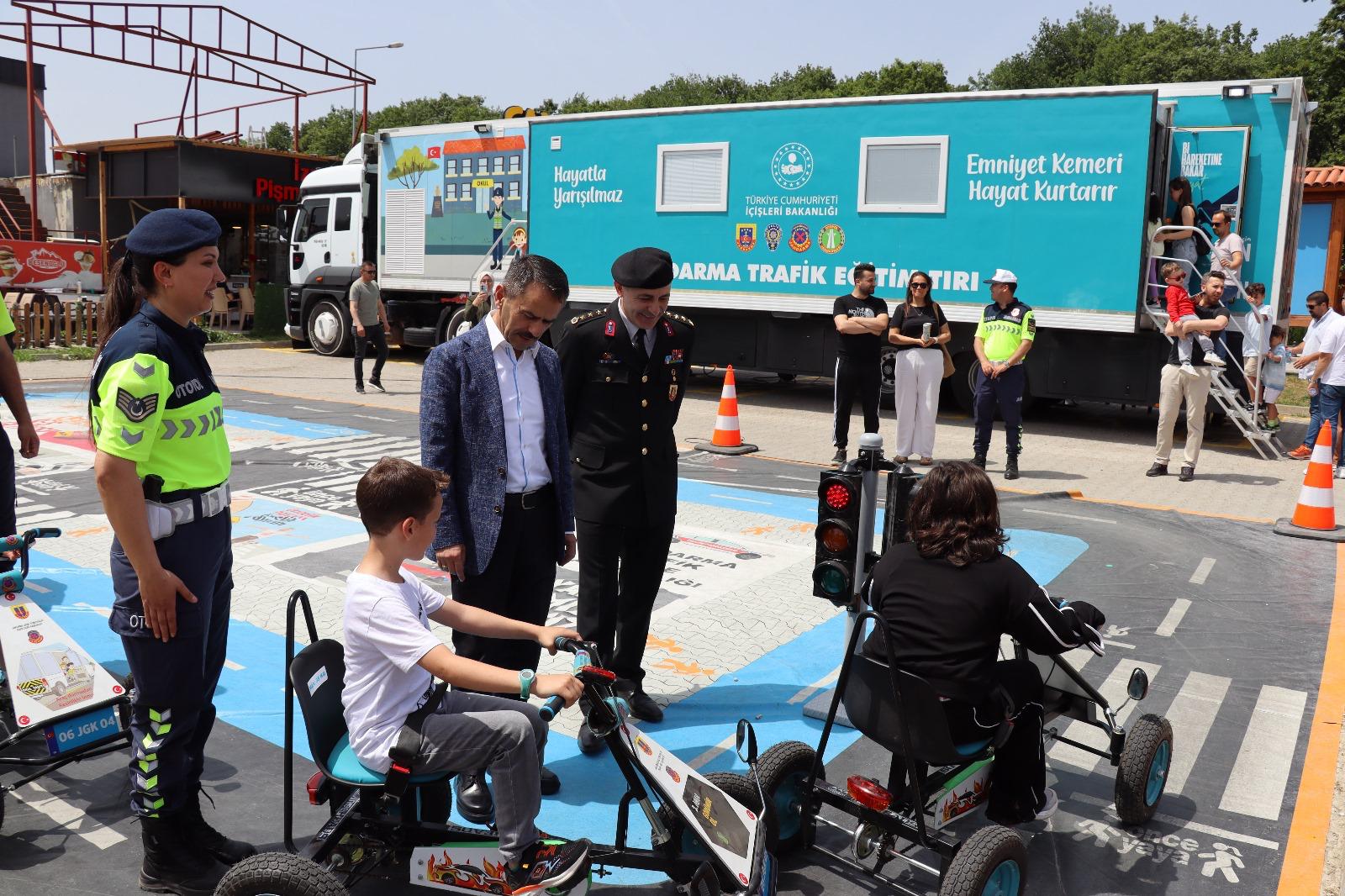 Vali Aktaş Trafik Eğitim TIR’ı incelemde bulundu