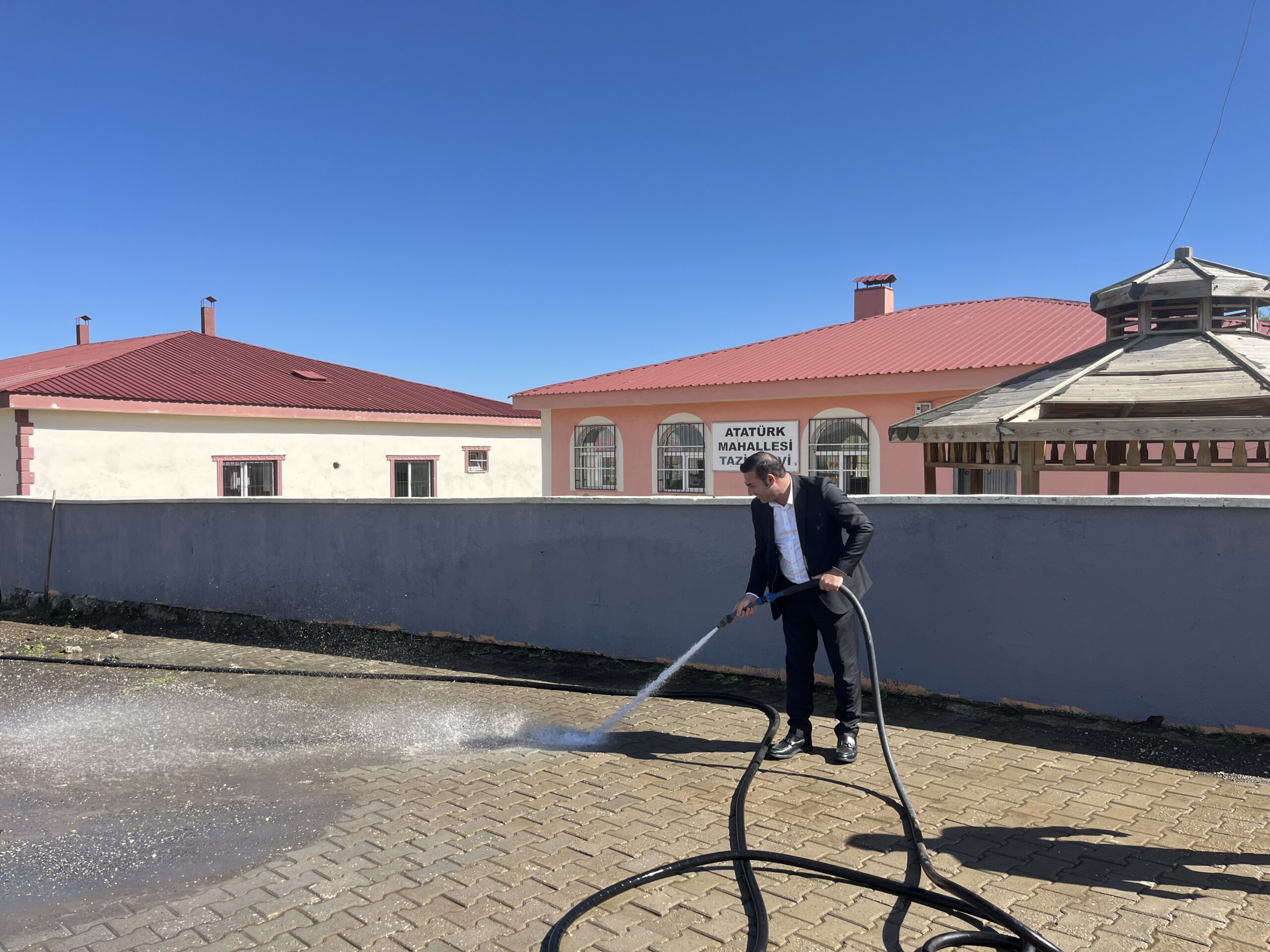 Aydınlar Belediye Başkanı İbrahim Ergün Sokakları Yıkadı.
