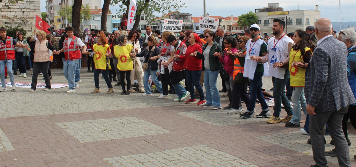 Gelibolu’da 1 Mayıs Alay ve Türkülerle Kutlandı..