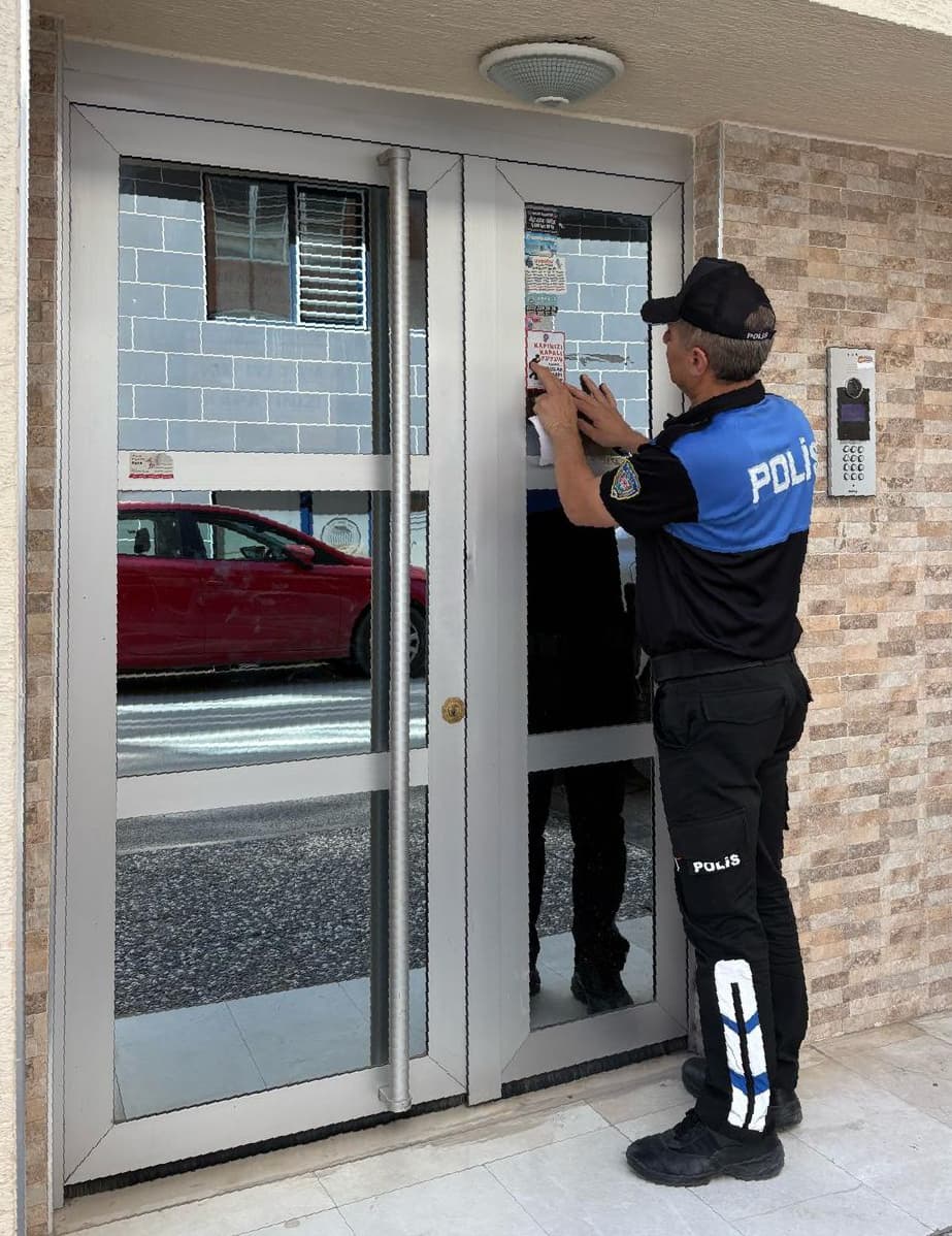 Eskişehir Emniyetinden Hırsızlık Uyarısı: “Hırsızlar Açık Kapı Sever” Etiketleriyle Bilinçlendirme Çalışması