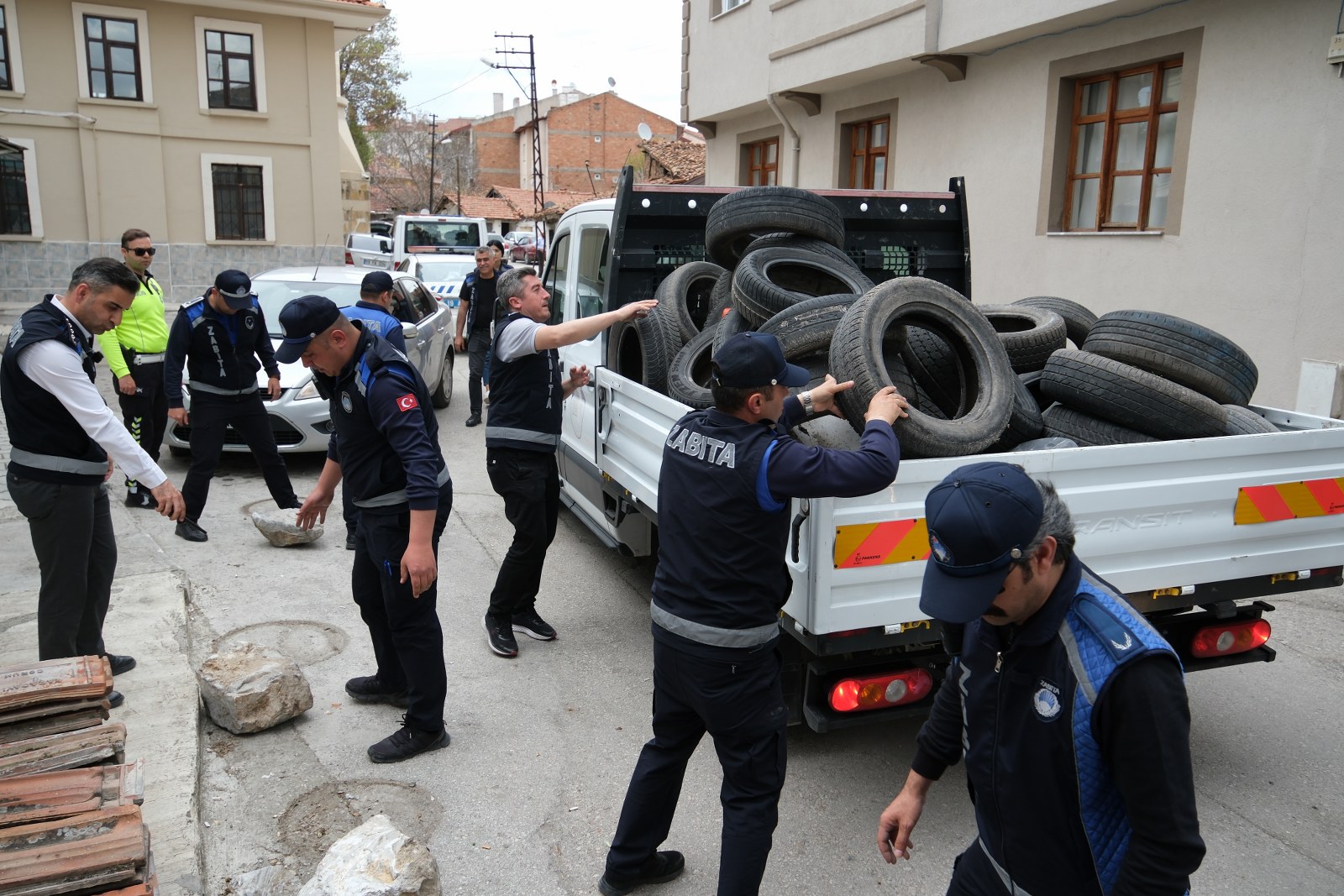 Çorum’da Zabıta Otopark Çevresindeki İzinsiz Engellere Müdahale Etti