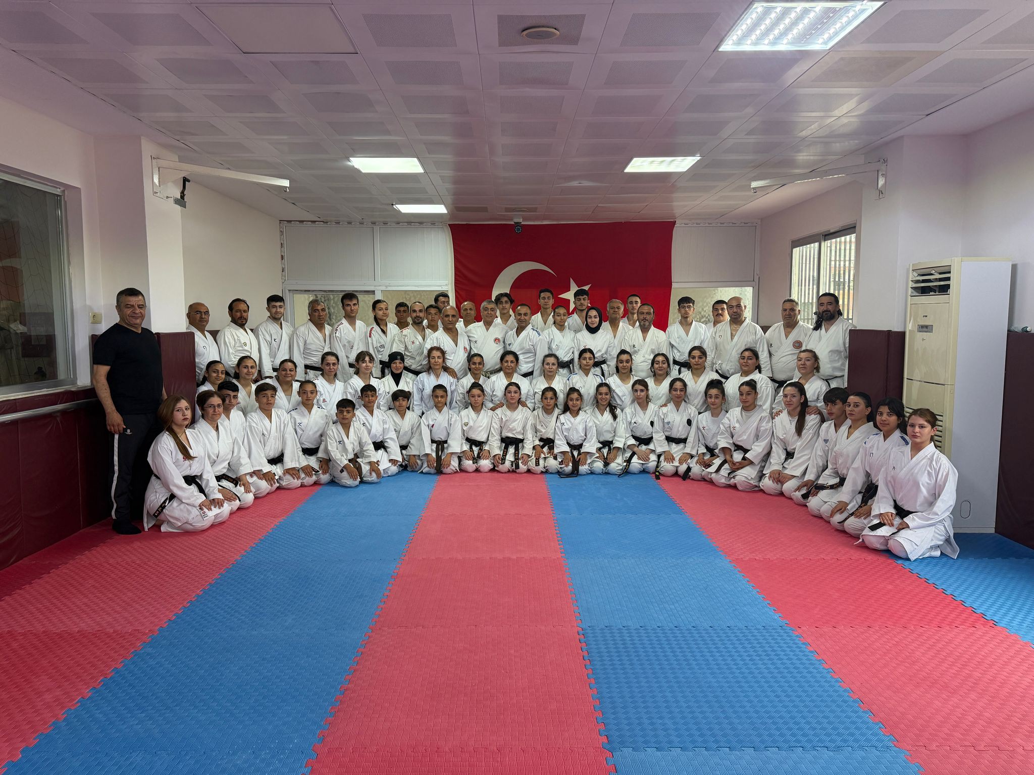 Adana’da Karate Rüzgarı: Dan ve Antrenör Gelişim Semineri Coşkulu Geçti