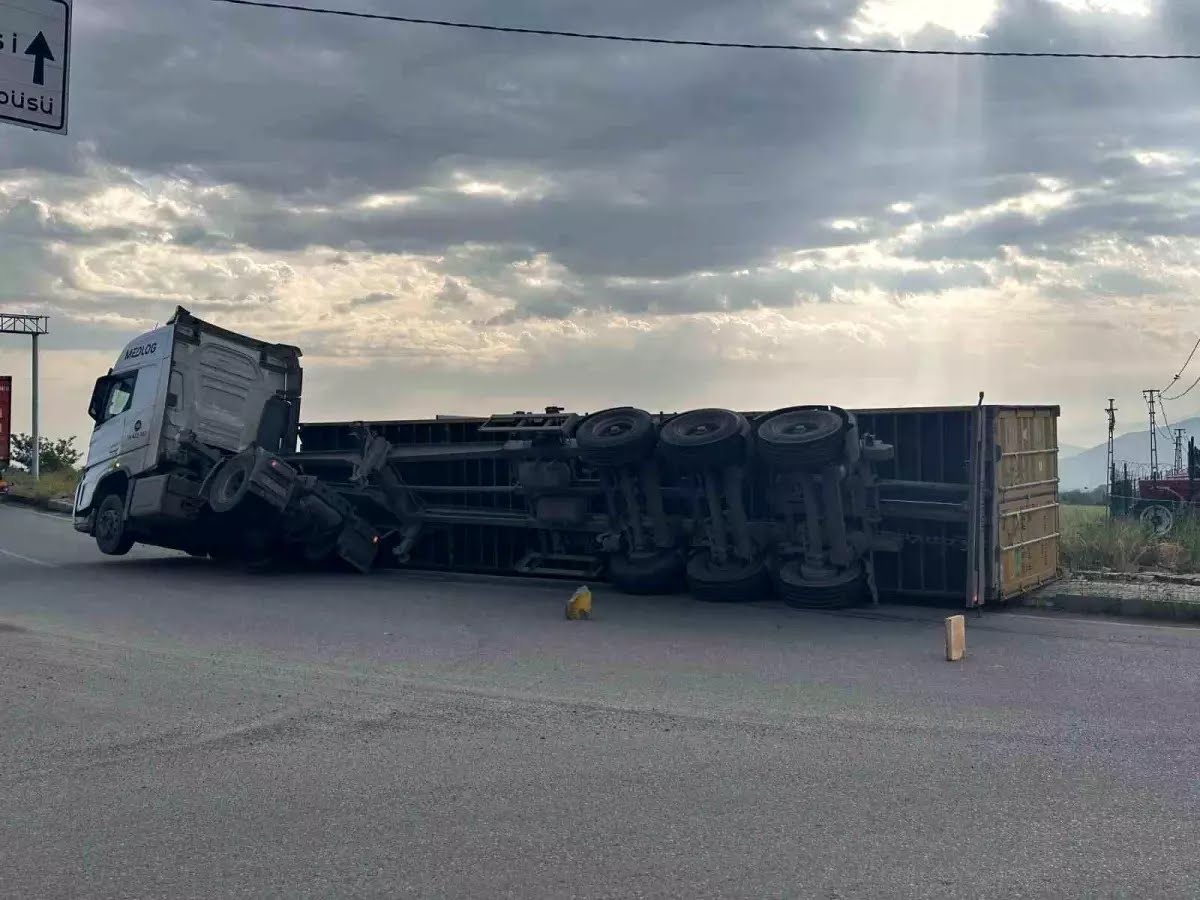 Gaziantep İslahiye’de Pamuk Yüklü Tır Devrildi!