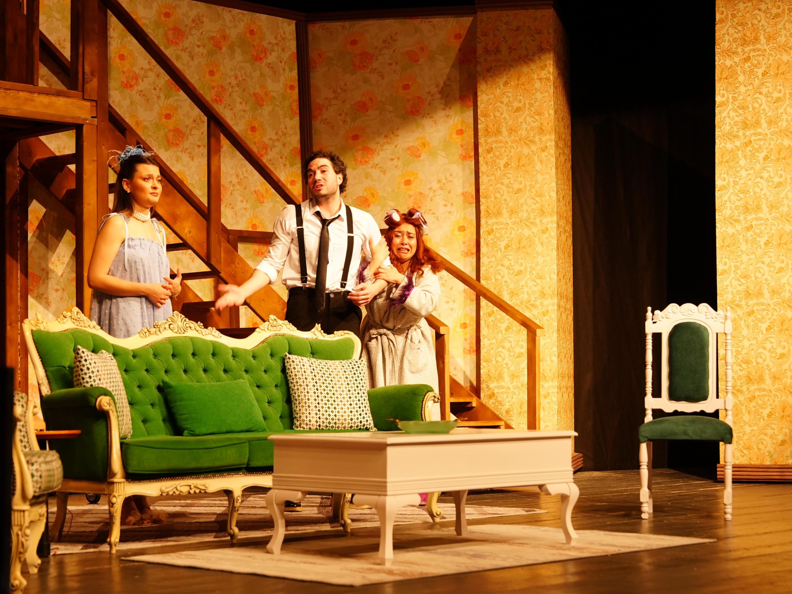 Düzce Şehir Tiyatrolarından Kahkaha Dolu Bir Gece: “Karanlıkta Komedi” Sahnelendi