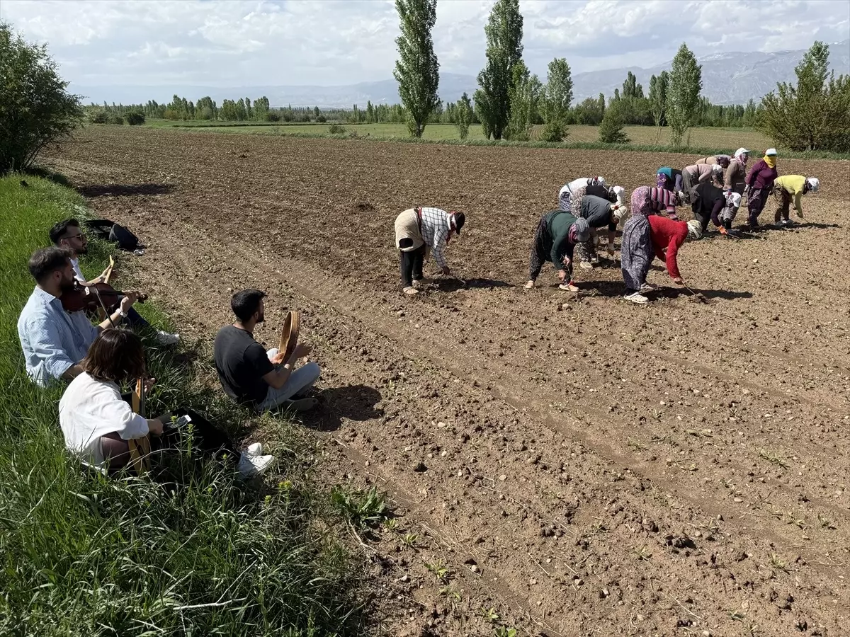 Eğitim Fakültesi Öğrencilerinden Anneler Günü Sürprizi