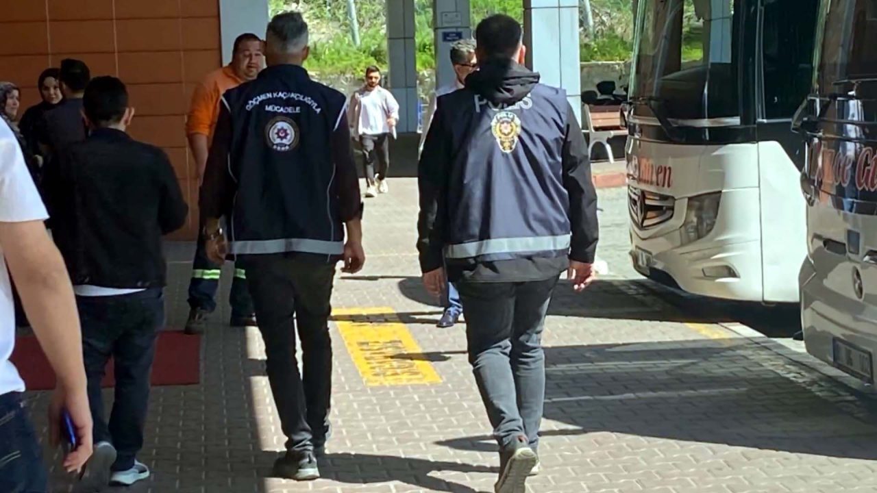 49 Göçmen Kaçakçısı Yakalandı, 509 Düzensiz Göçmen Sınır Dışı Edilecek