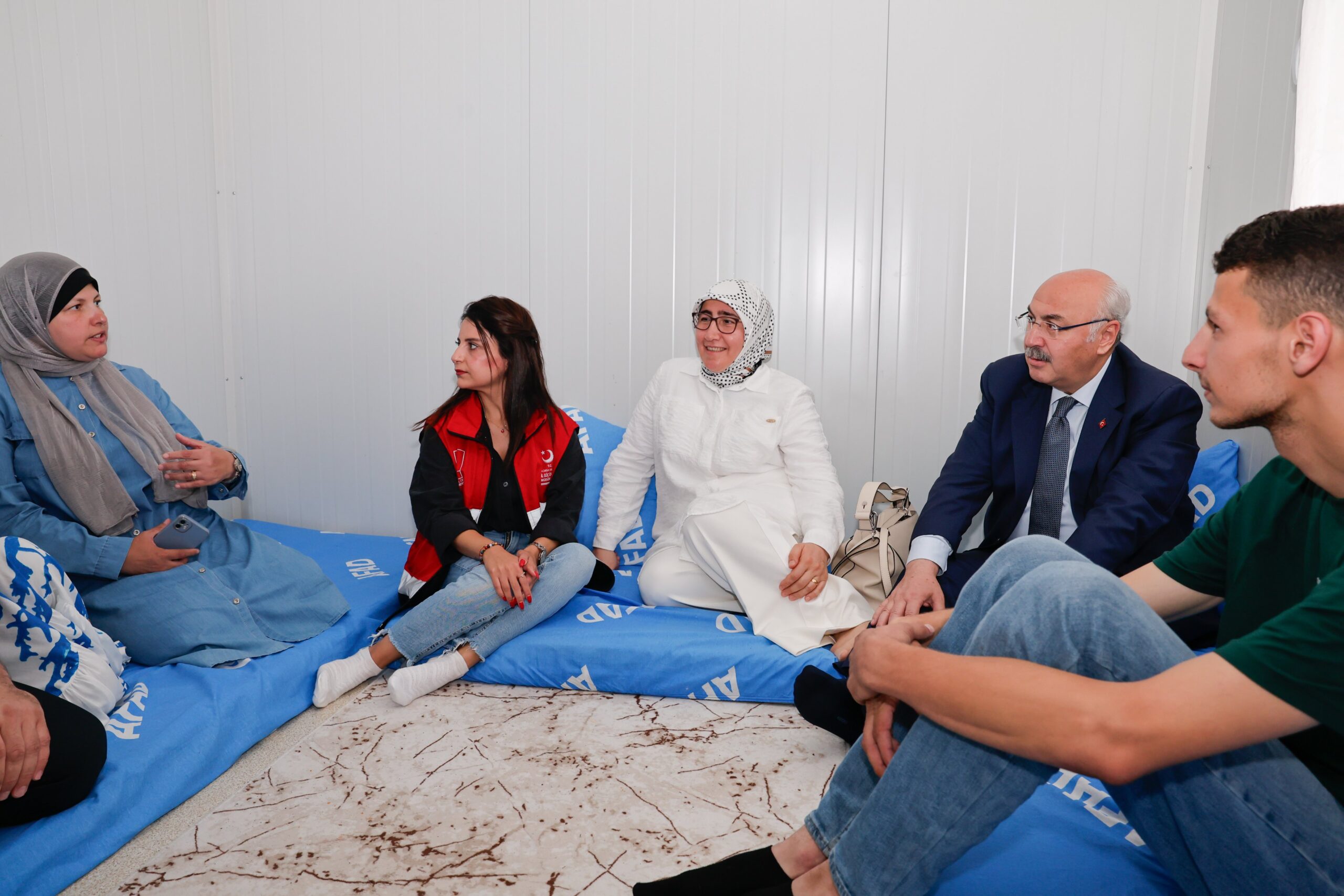 Adana Valisi Yavuz Selim Köşger ve Eşi, Gazze’den Gelen Filistinli Aileleri Ziyaret Etti