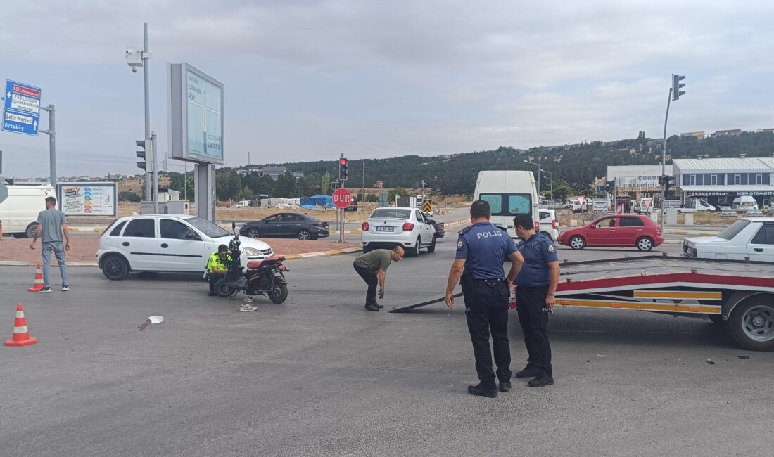 Otomobil ile scooter çarpıştı: 1 yaralı Çorum’da otomobil ile elektrikli
