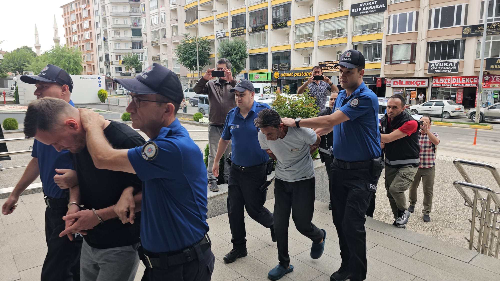 Kendini Polis Ve Savcı Olarak Tanıtan Dolandırıcılar Yakayı Ele Verdi