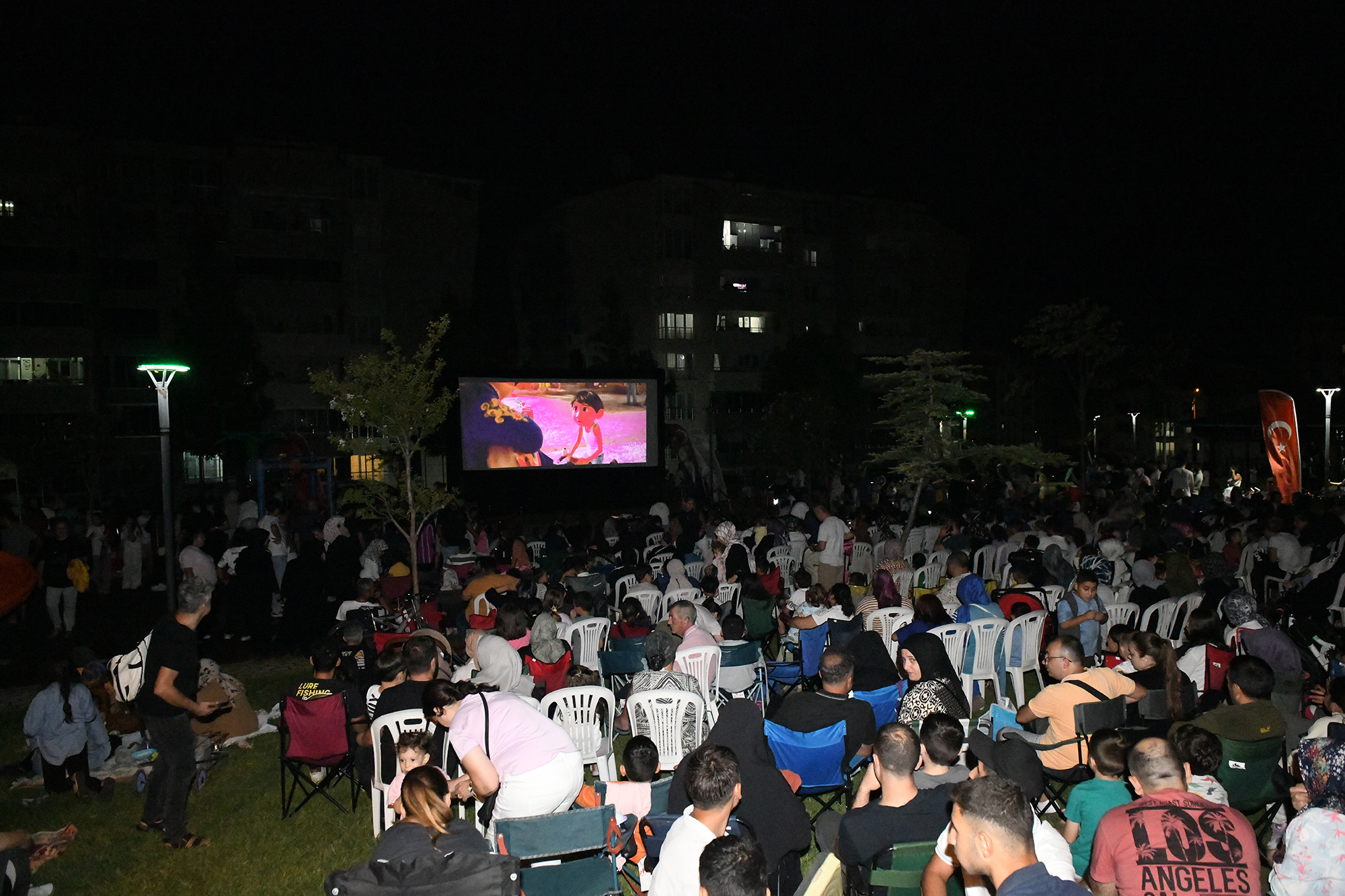 Osmangazi’de Yaz Akşamı Coşkusu: Başkan Aydın Çocuklarla Açık Hava Sinemasında