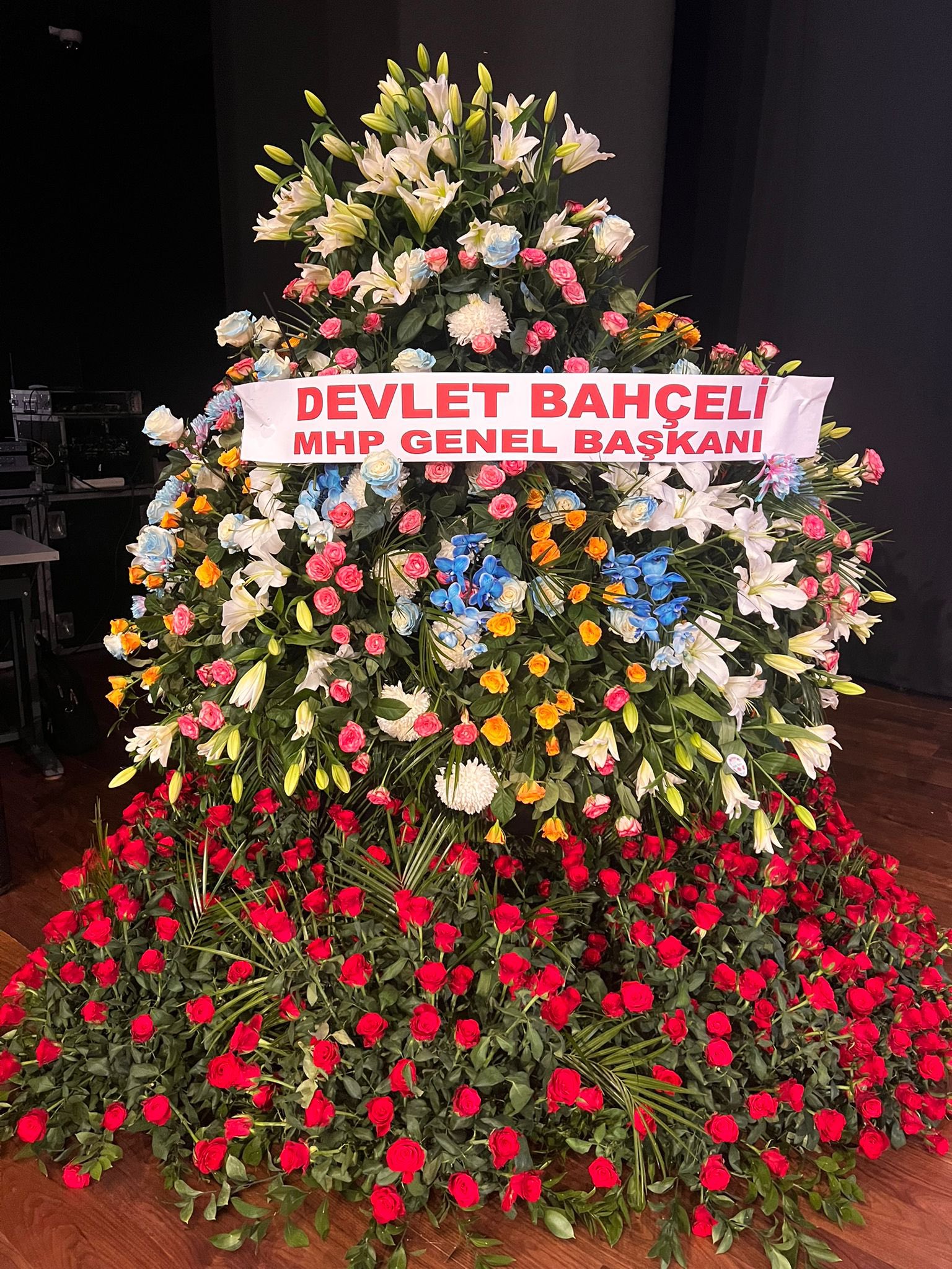 Devlet Bahçeli, AK Parti’nin Kuruluş Yıl Dönümüne Anlamlı Çiçek Gönderdi