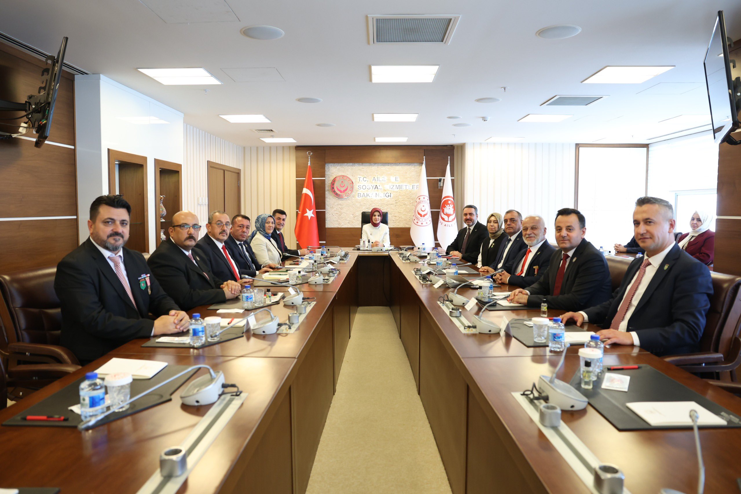 Aile ve Sosyal Hizmetler Bakanı Mahinur Özdemir Göktaş, Şehit Aileleri ve Gazilerle Bir Araya Geldi