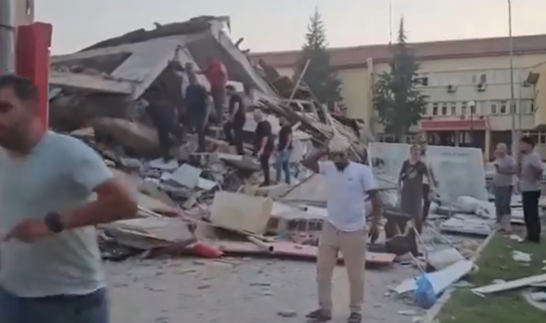 Sındırgı’da Deprem Sonrası Çarşı Hükümet Konağı Yanındaki Bina Yıkıldı BALIKESİR / TEKHA Bugün