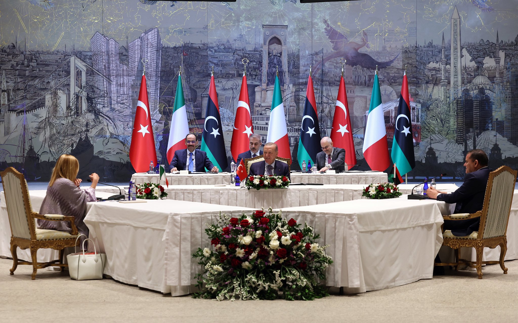 Cumhurbaşkanı Erdoğan, İtalya ve Libya Başbakanlarını Dolmabahçe’de Ağırladı