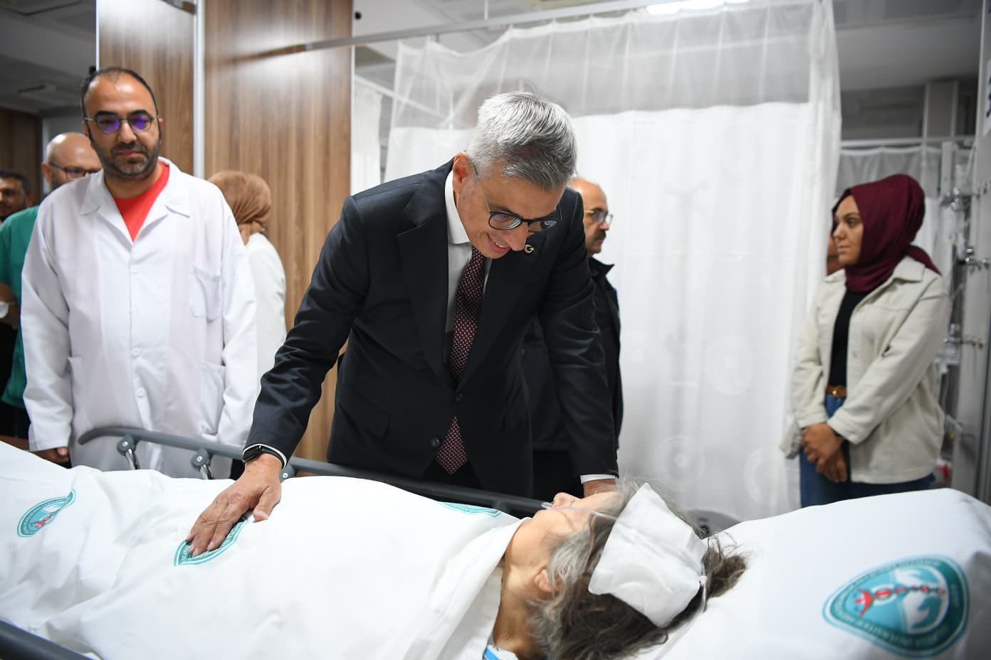 Sağlık Bakanı Prof. Dr. Kemal Memişoğlu’ndan Deprem Yaralılarına Ziyaret