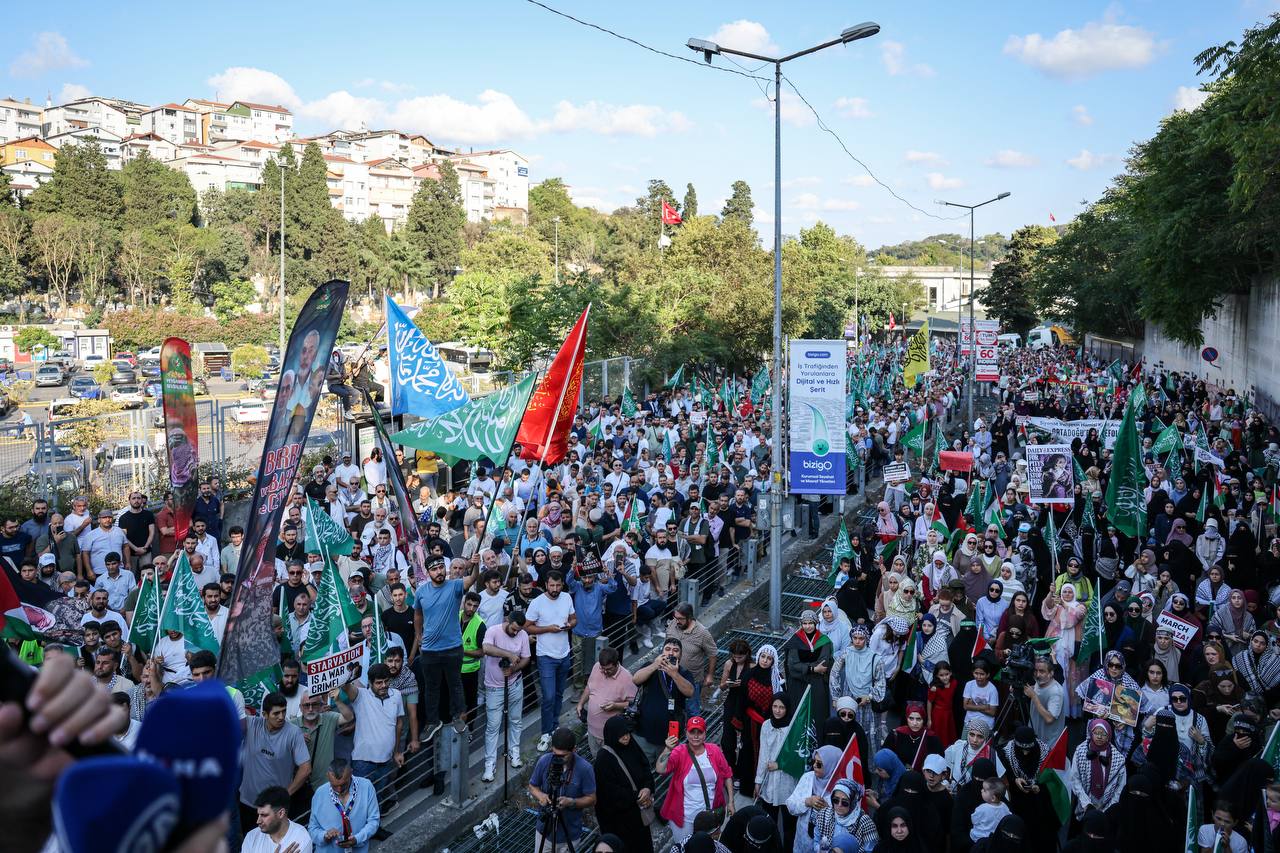 İstanbul’da İsrail’in Gazze’ye Yönelik Saldırılarını Protesto Etmek İçin Kitlesel Yürüyüş Düzenlendi