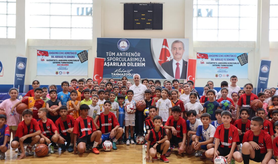 Şahi̇nbey Beledi̇yesi̇nden Öğrenci̇lere 160 Bi̇n Spor Topu Hedi̇yesi̇ BERK TÜRKELİ-ŞAHİNBEY/TEKHA Şahinbey