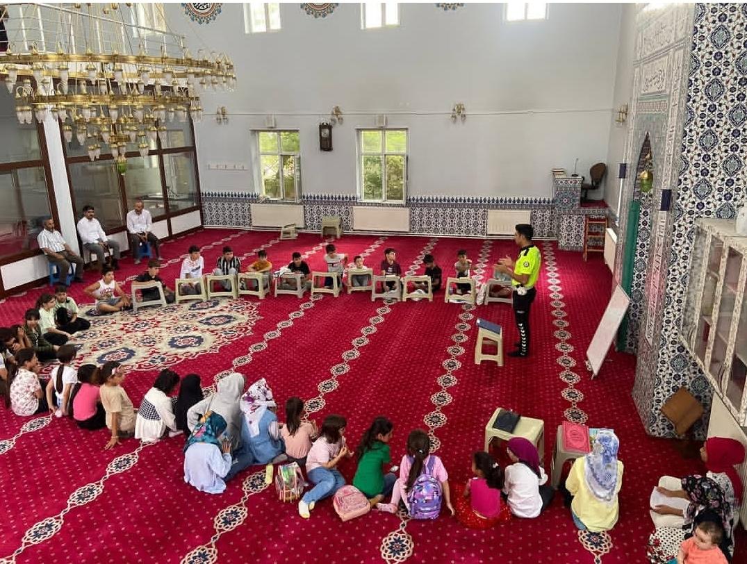 Akyaka’da Yaz Kur’an Kursu Öğrencilerine Trafik Eğitimi Verildi