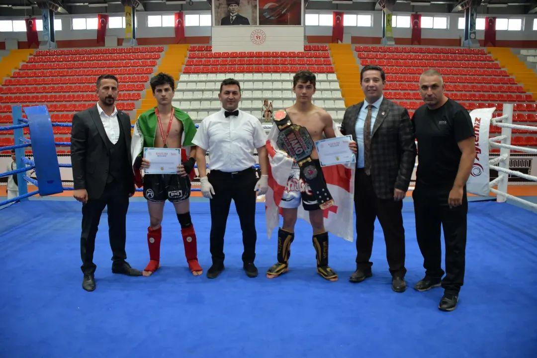 Ani’nin Fethi Anısına 2. Kick Boks Şampiyonası Ödül Töreniyle Sona Erdi